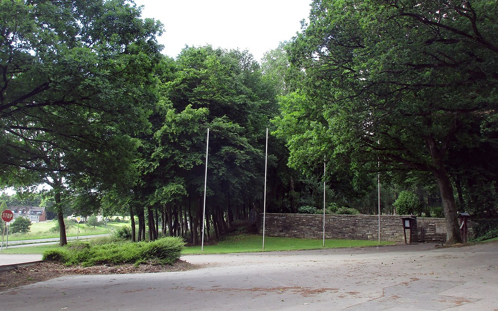 Blick auf den Eingangsbereich zum Soldatenfriedhof in Hürtgenwald-Hürtgen im Kreis Düren (2017)