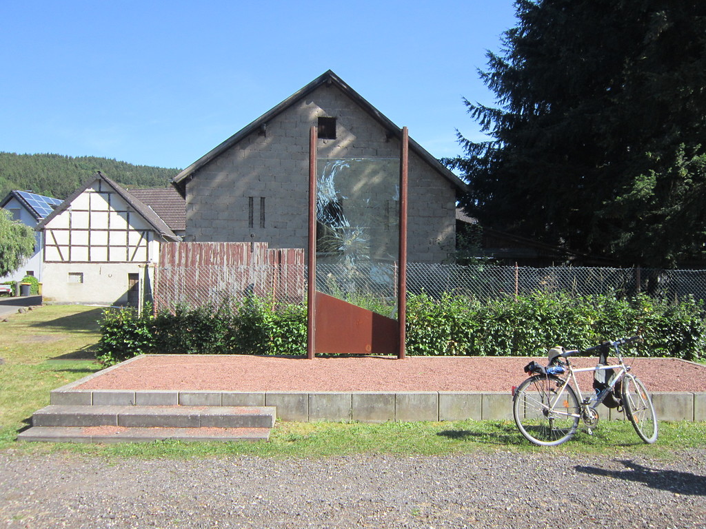Synagogenstandort in Hellenthal-Blumenthal. Übersicht über die Gedenkstätte (2016)