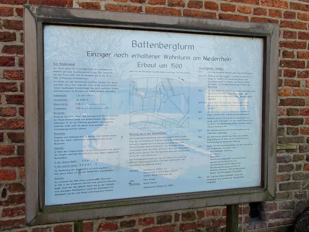 Hinweis- und Informationstafel an der Nordseite des Battenbergturms am Buschkampshof in Rees-Haldern (2016).