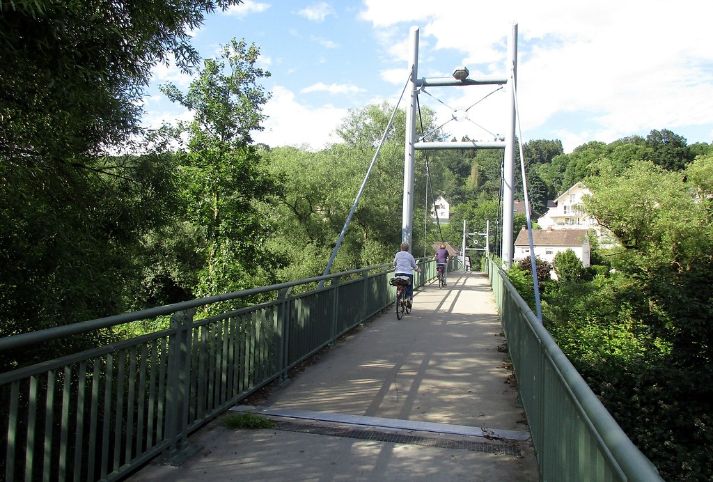 Die Fußgänger- und Fahrradbrücke über die Sieg bei Hennef-Weingartsgasse zwischen Siegallee und Brückenweg (2016).