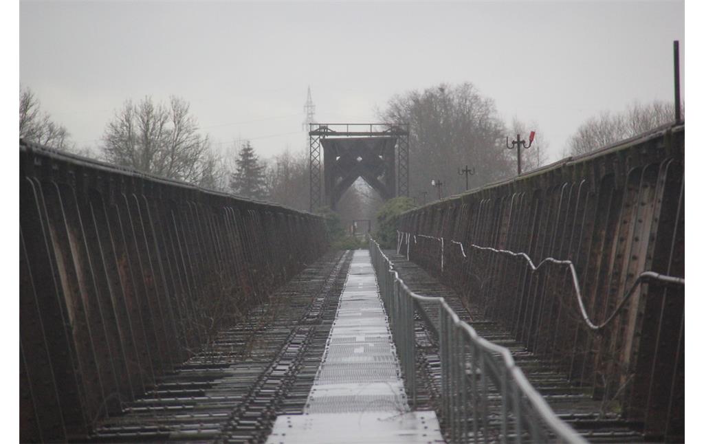 Der Fußweg auf der Eisenbahnbrücke bei Griethausen (2015).