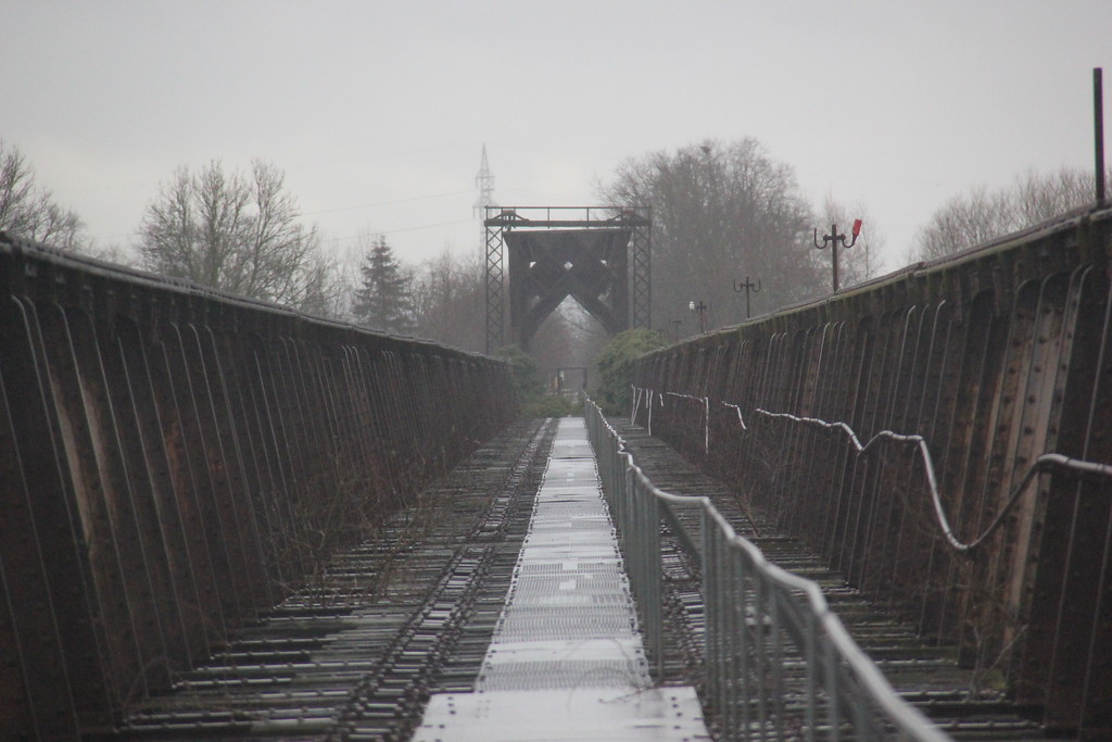 Der Fußweg auf der Eisenbahnbrücke bei Griethausen (2015).