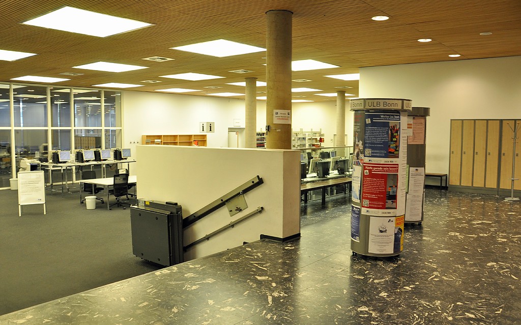 Blick in den mit Schließfächern ausgestatteten Eingangsbereich sowie den Benutzerraum der Universitäts- und Landesbibliothek Bonn (2017)