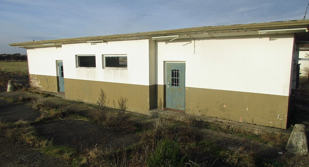 Ehemals militärisch genutztes Gebäude vor der Einfahrt zu Vogelsang (2016).