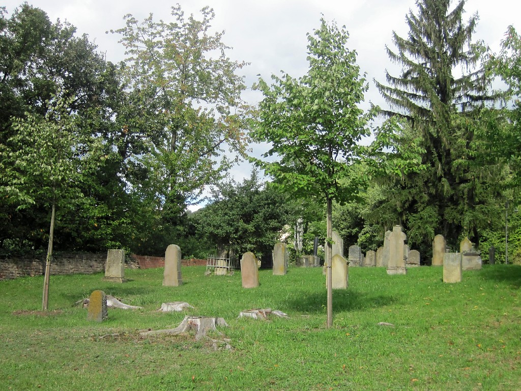 Rückansicht der Grabsteine auf dem hinteren Teil des jüdischen Friedhofs Nispelter Kehr in Bullay (2015)