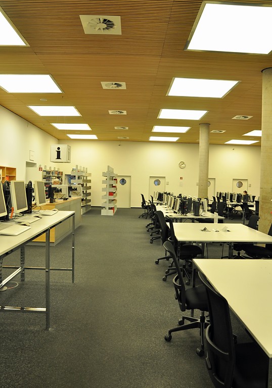Blick in den mit Service-PCs ausgestatteten Benutzerraum sowie der Informationsstelle der Universitäts- und Landesbibliothek Bonn (2017)