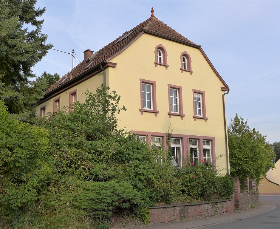 Stirnseite der alten Schule, heute Wohnhaus, von der Hauptstraße in Weitersweiler aus (2020)