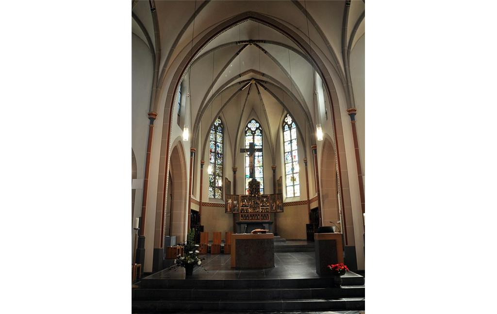 Chor- und Altarraum der katholischen Pfarrkirche St. Clemens in Viersen-Süchteln (2017).