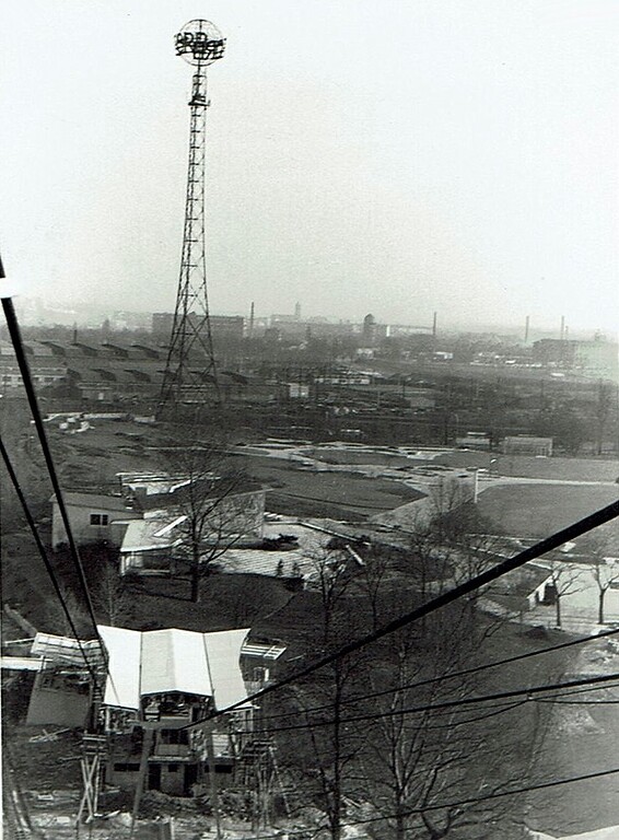 Historische Aufnahme von einer Fahrt mit der Rheinseilbahn Riehl-Deutz. Im Bild die Endstation der Bahn im Deutzer Rheinpark und der dortige Fordturm (zwischen 1950 und 1963).