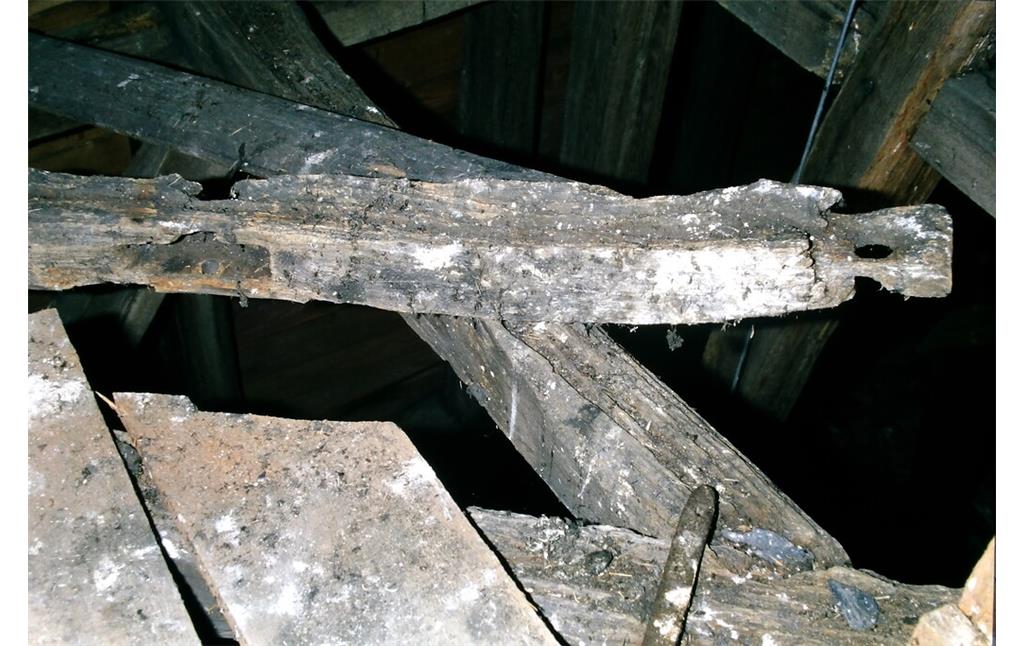 Instabile und teilweise verfaulte Holzbalken im Glockenturm der Wallfahrtskirche Berglicht (2002)