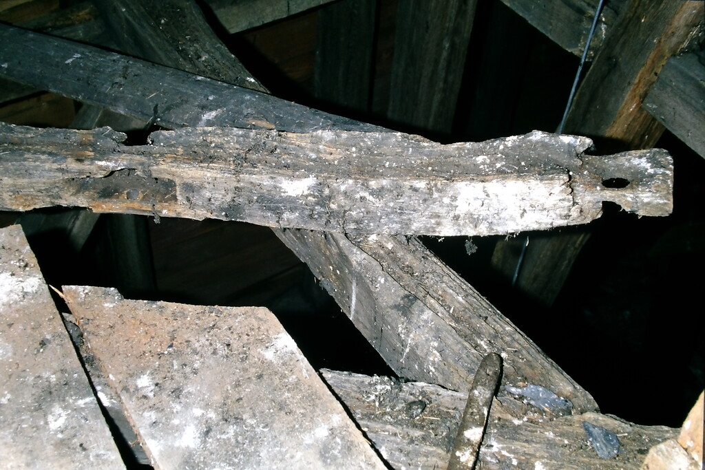 Instabile und teilweise verfaulte Holzbalken im Glockenturm der Wallfahrtskirche Berglicht (2002)