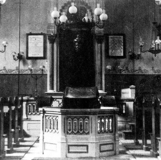 Historische Aufnahme des Betsaals der Synagoge in Mayen mit Blick über die Bima (Lesepult) zum Toraschrein (1930er Jahre)