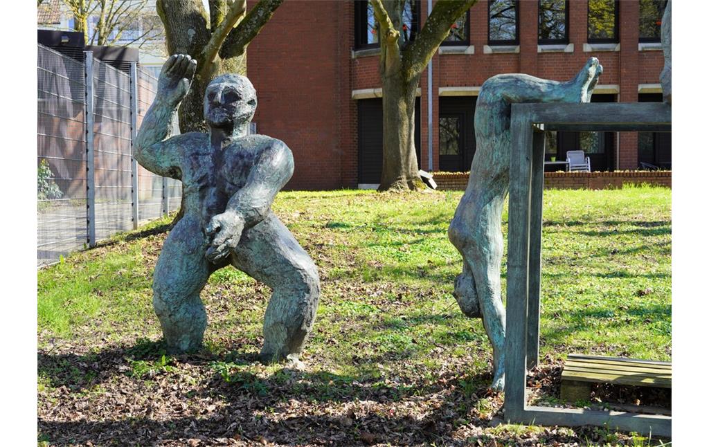 Linke Figur der Skulpturengruppe "Menschen am Tresor" von Klaus Kampert im Rathauspark in Köln-Porz (2023).