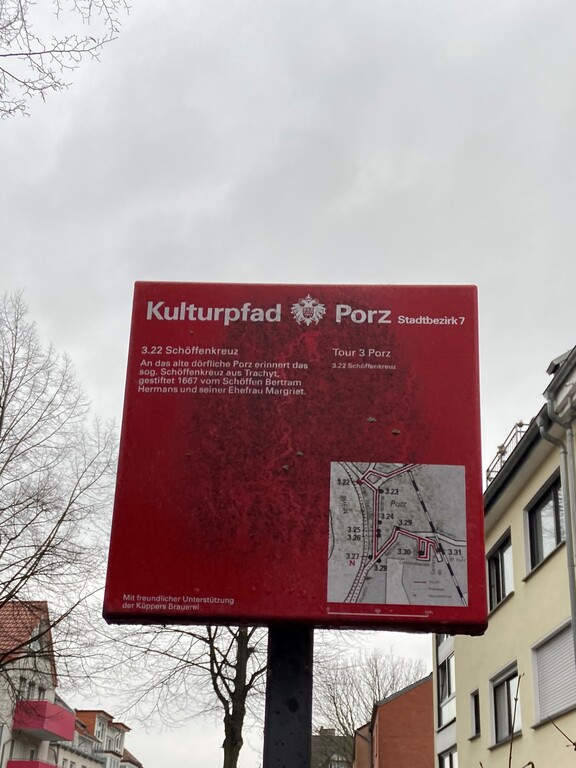 Infotafel am Schöffenkreuz in Köln-Porz an der Ecke Friedrich-Ebert-Ufer/Steinstraße (2023).