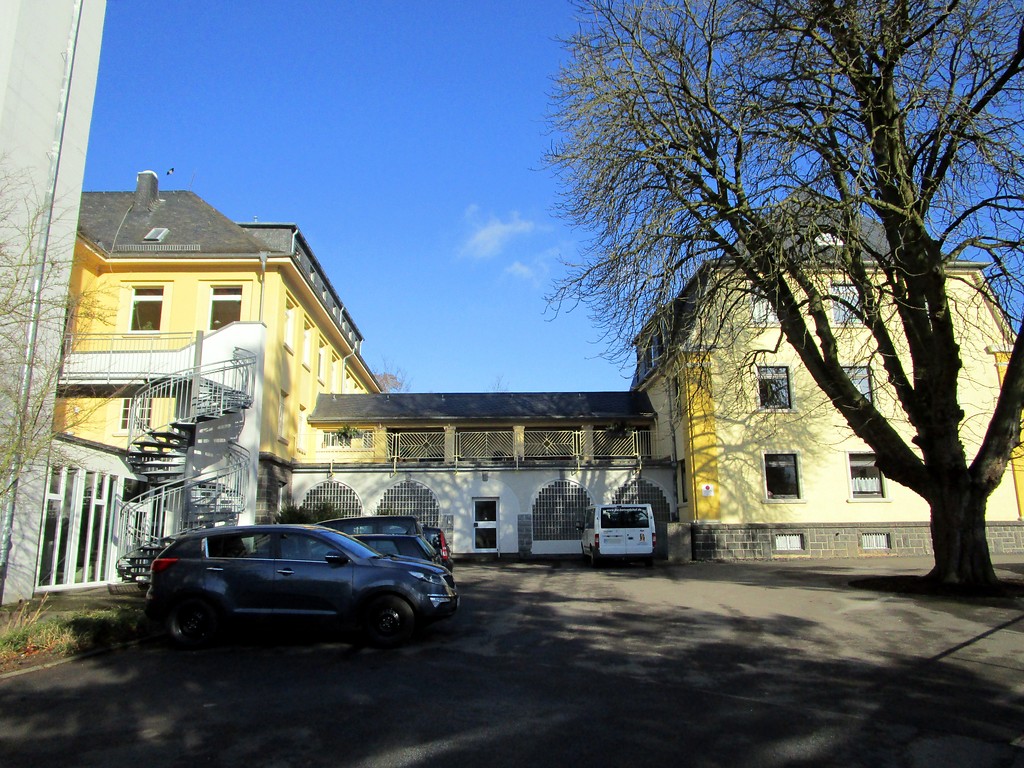 Jugendhilfezentrum Bernardshof bei Mayen, Seitenansicht des Hauptgebäudes (2015)