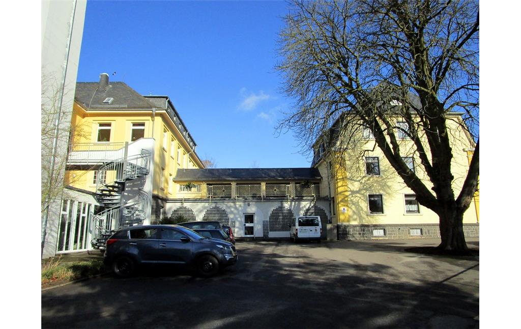Jugendhilfezentrum Bernardshof bei Mayen, Seitenansicht des Hauptgebäudes (2015)
