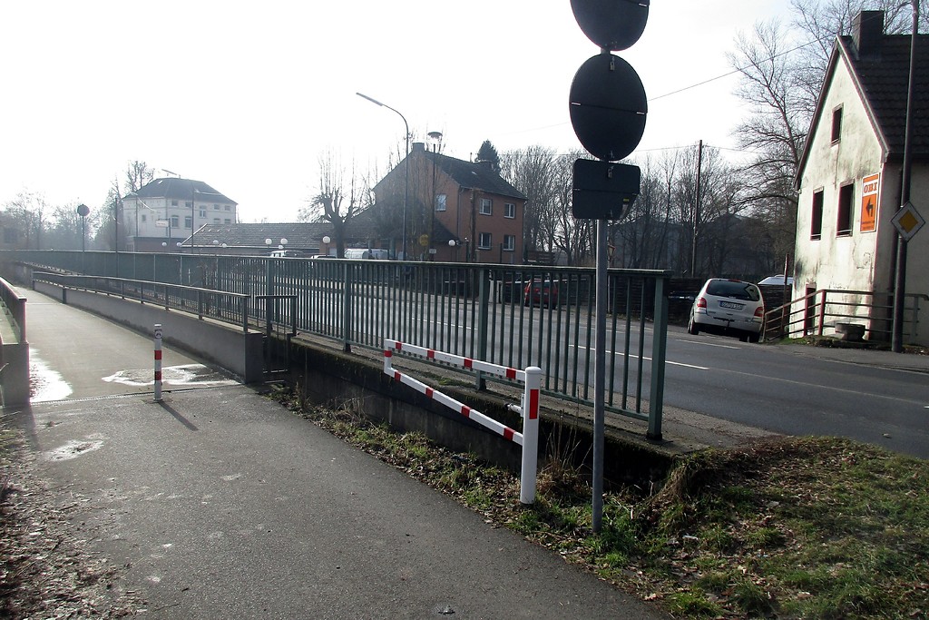 Die Troisdorfer Uferstraße an der Agger bei Troisdorf (2017), unmittelbar hier zweigt der Troisdorfer Mühlengraben von der Agger ab.