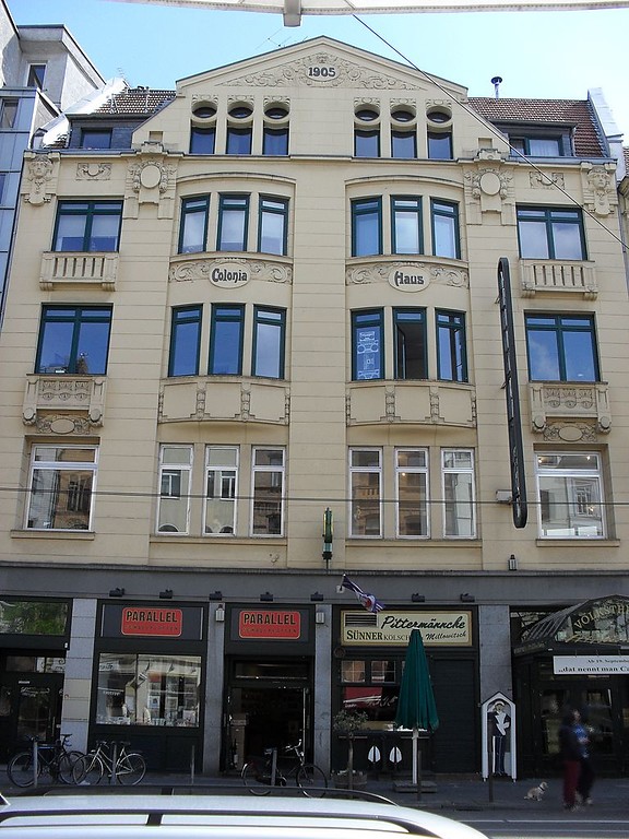 Das 1905 erbaute "Colonia Haus" in der Aachener Straße am Kölner Rudolfplatz, bis 2018 Spielstätte des "Millowitsch-Theaters" (2013)