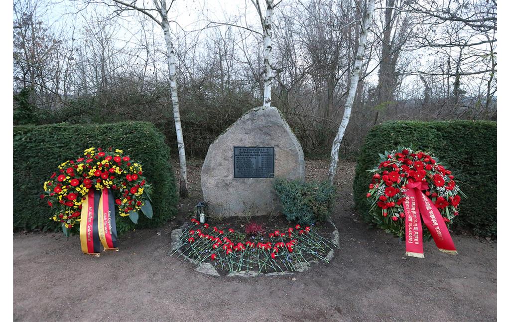 Jährlich finden nun Feiern zum Gedenken an die sechs Opfer am Gedenkstein statt (2023)