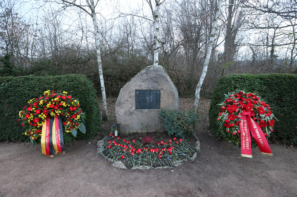 Jährlich finden nun Feiern zum Gedenken an die sechs Opfer am Gedenkstein statt (2023)