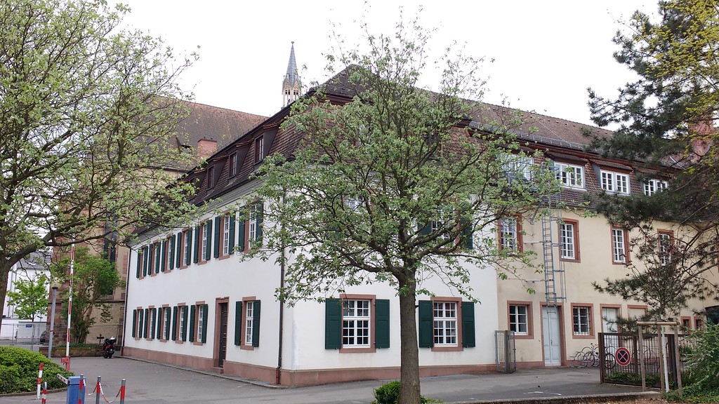 Kirche und ehemaliges Klostergebäude des Augustinerklosters in Landau (2017).