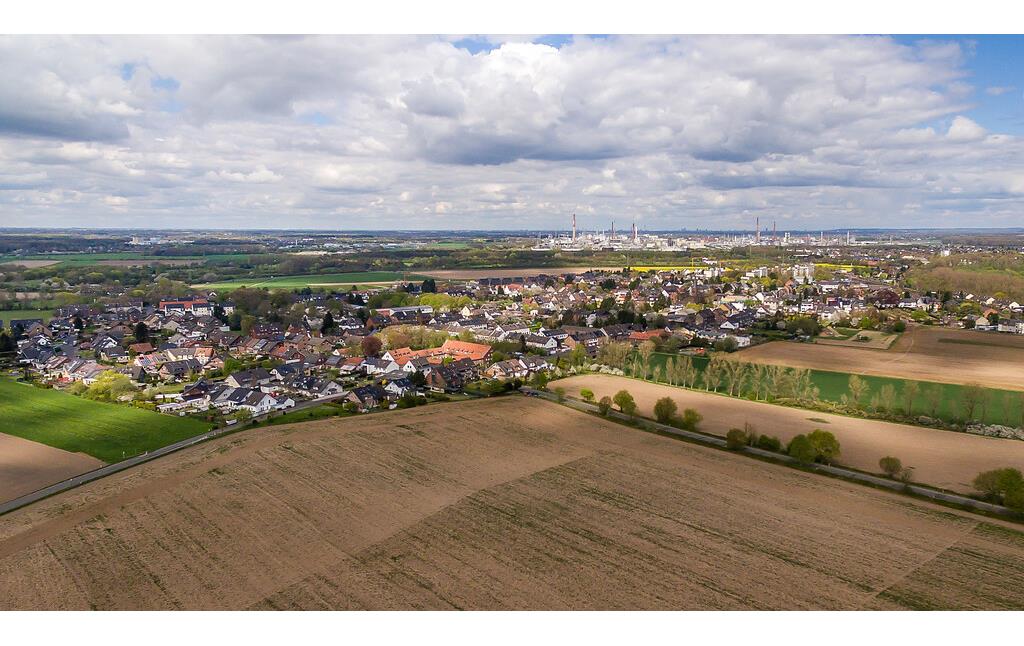 Luftaufnahme des Kölner Stadtteils Roggendorf/Thenhoven von Süden, im Hintergrund Teile des Chemparks Dormagen in Köln-Worringen (2016).