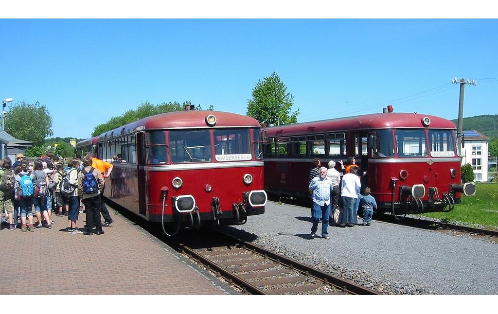 Zwei historische Schienenbusse der Baureihen VT 95/98 ("Uerdinger Schienenbus") am Bahnhof Ulmen der Eifelquerbahn (2010).