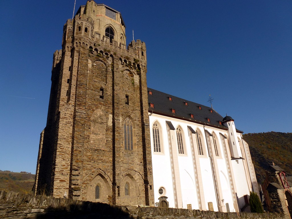 St. Martinskirche Oberwesel (2016): Der Turm der Kirche hat mit den Schießscharten auch eine Wehrfunktion.
