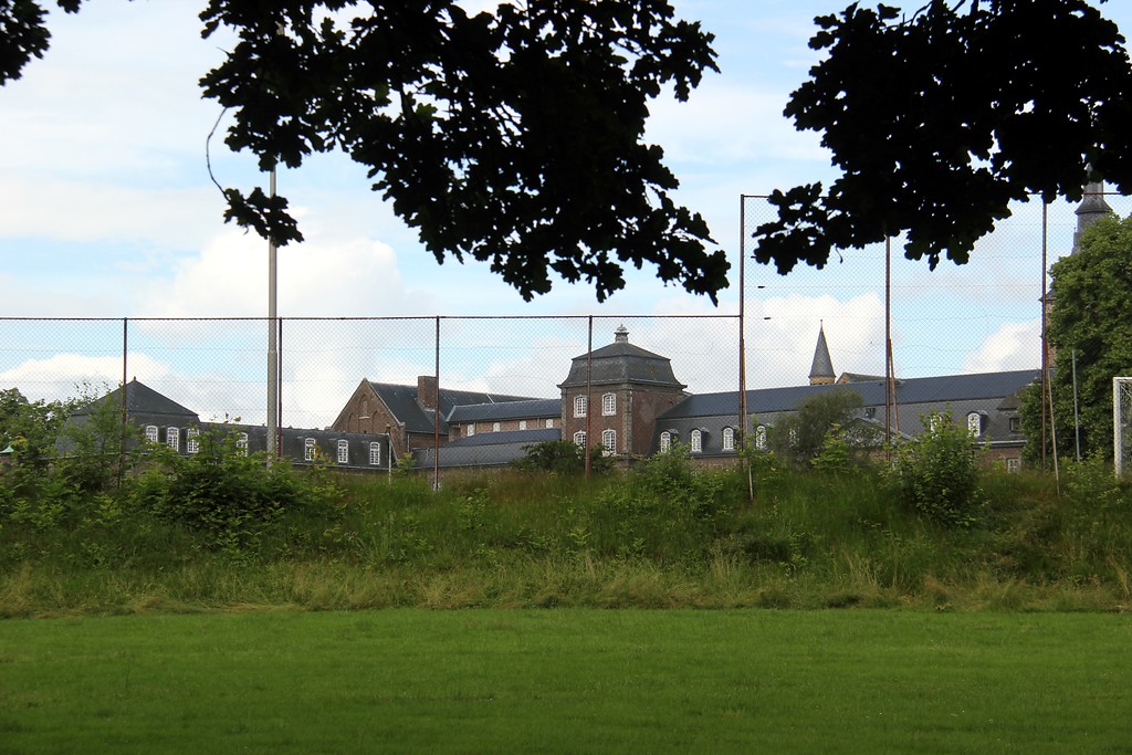 Die Abteigebäude von Rolduc vom Sportplatz aus betrachet (2016)