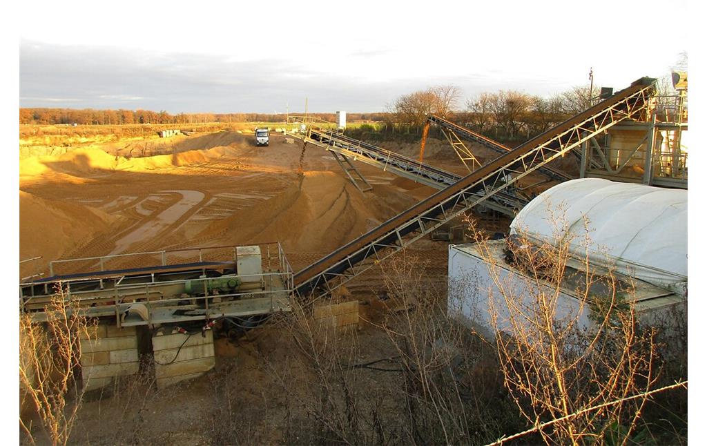 Förderung von Sand an der Abbaukante des Braunkohletagebaus Hambach im Bereich "An den Waldhöfen" nahe des seit 2012 sukzessive nach Manheim-neu umgesiedelten Kerpener Stadtteils Manheim (2021).
