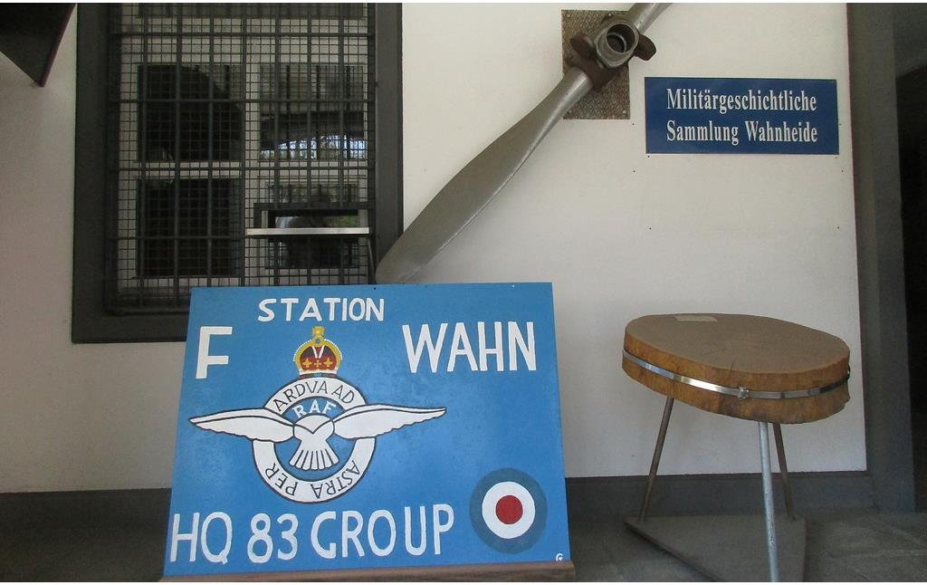 Tafel der britischen "Station F Wahn HQ 83 Group" der Royal Air Force am Eingang zur Militärgeschichtlichen Sammlung (2019).