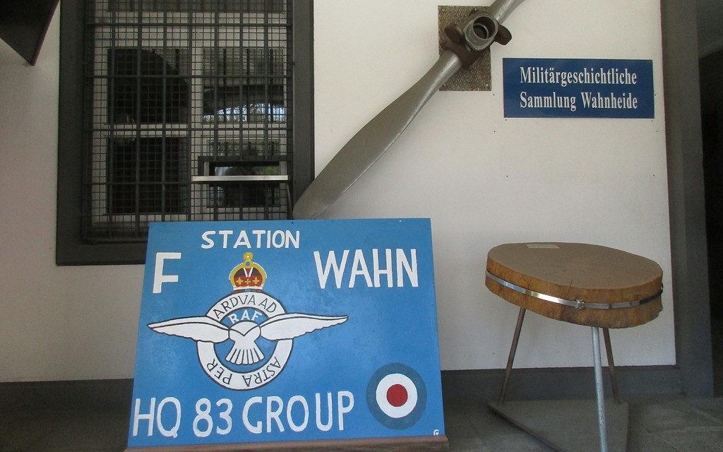 Tafel der britischen "Station F Wahn HQ 83 Group" der Royal Air Force am Eingang zur Militärgeschichtlichen Sammlung (2019).