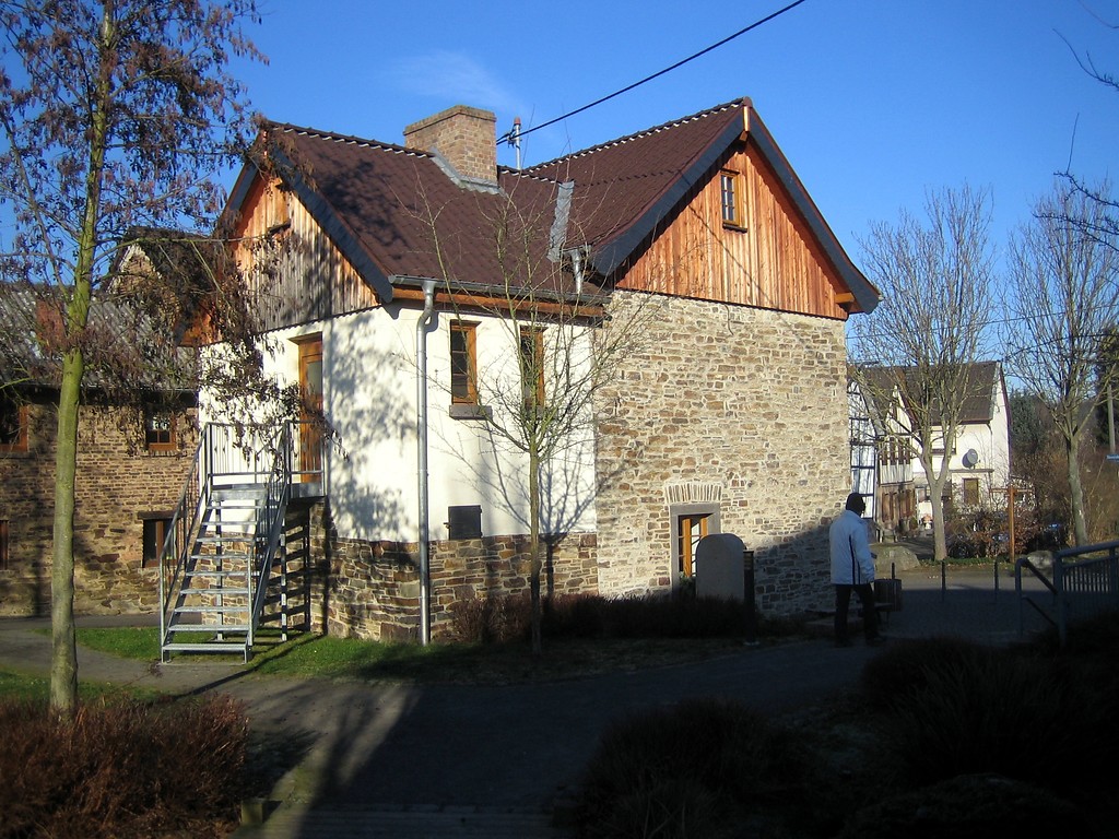 Das "Backes" (Backhaus) in Sinzig-Westum vom angrenzenden kleinen Park aus gesehen (2012).