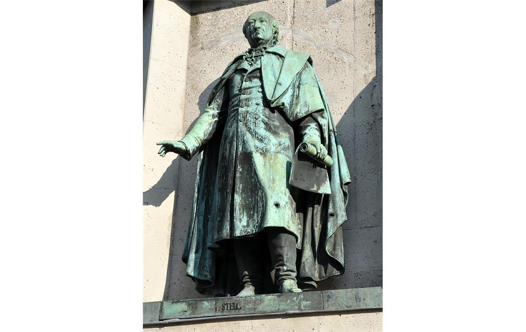 Sockelfigur auf dem Reiterstandbild auf dem Kölner Heumarkt (2018): Der Reichsfreiherr Heinrich Friedrich Karl vom und zum Stein (1757-1831).