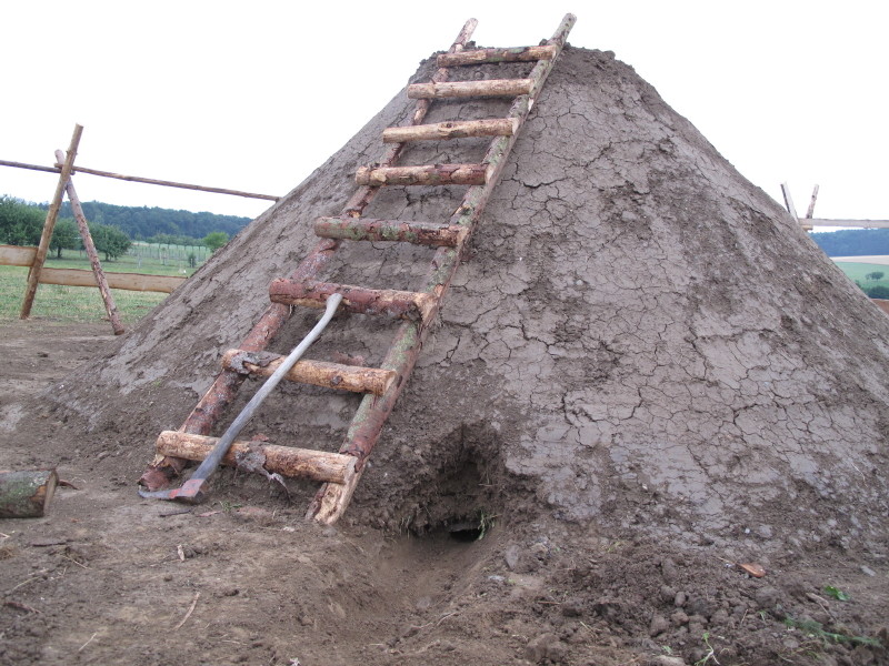 Rekonstruktion eines Kohlenmeilers in Berg nahe der Wallanlage "Heidenpütz" (2010).