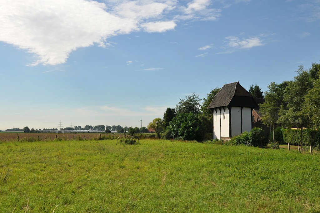 Blick gen Süden auf den Berfes vom Raveshof in Kempen-St. Hubert, ein Wehrspeicher bzw. Spieker (2017).