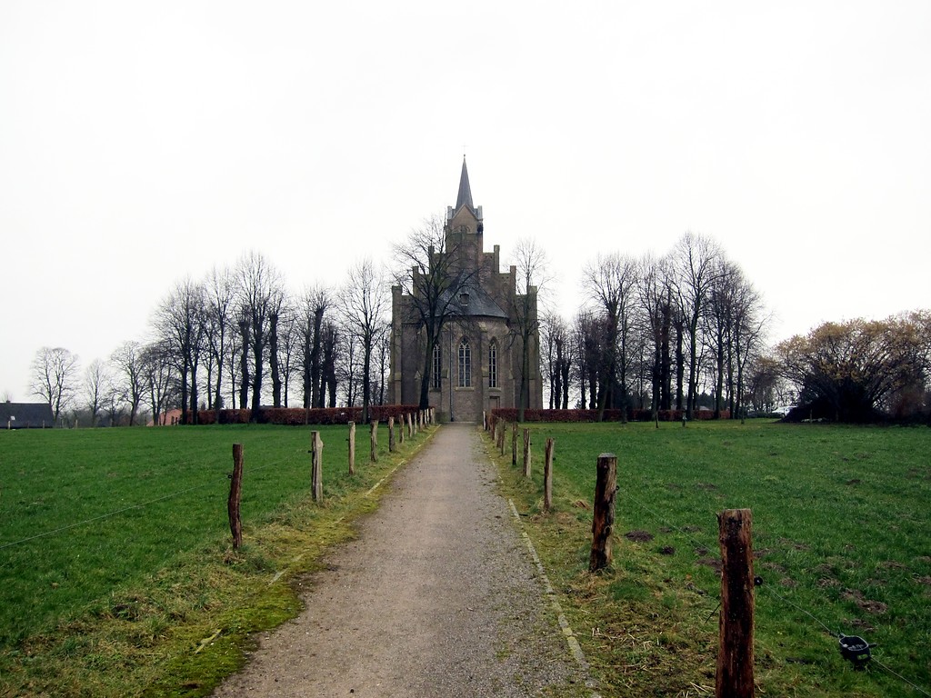Die exponiert gelegene Elisabethkirche auf dem Louisenplatz in Louisendorf bei Bedburg-Hau, südöstliche Ansicht (2015).