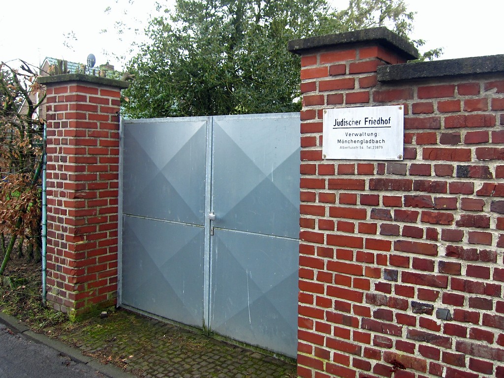 Eingang und Friedhofsmauer des jüdischen Friedhofs Eifelstraße in Mönchengladbach-Rheydt (2015).