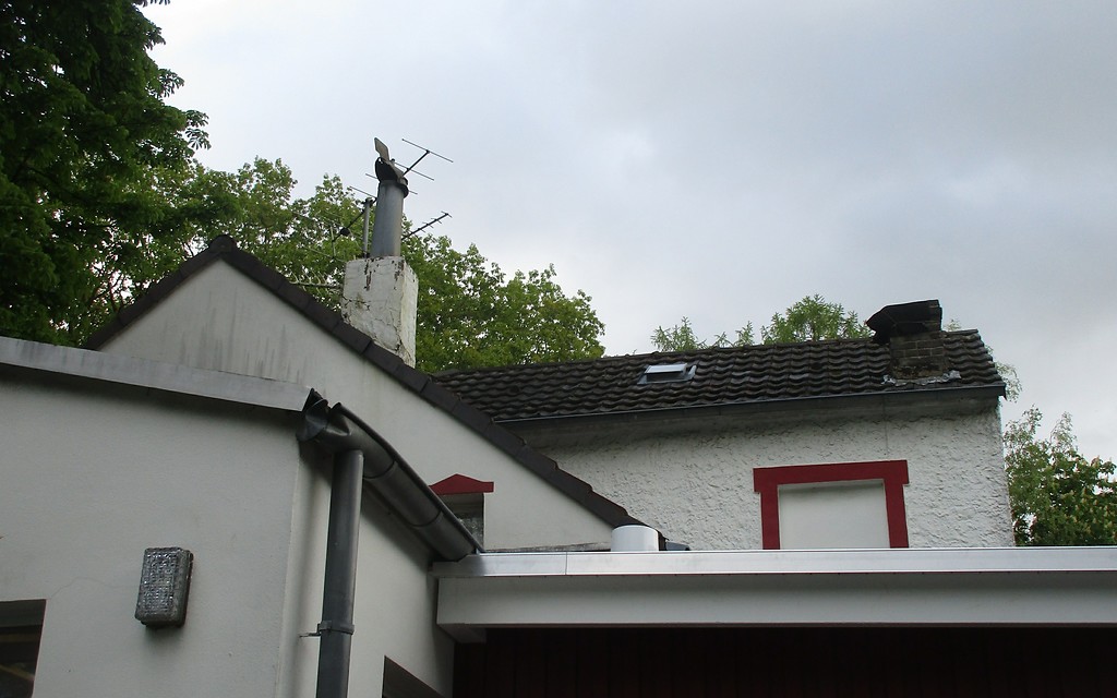 An der Rückseite der heutigen Gaststätte "Forsthaus Telegraf" sind noch bauliche Spuren des früheren Aufbaus für den optischen Telegraf Nr. 53 der Telegrafenlinie Berlin-Koblenz zu erkennen (2019).