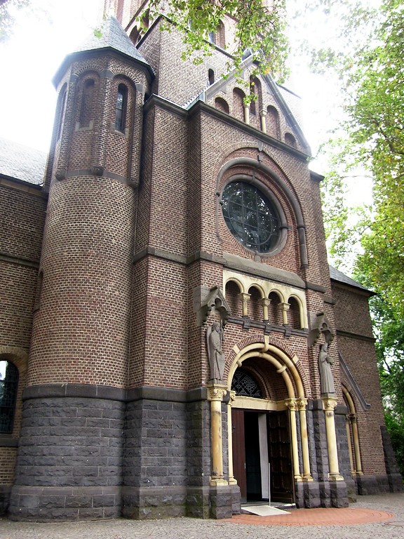 Die Westfassade mit dem unteren Teil des Kirchturms der katholischen Pfarrkirche St. Audomar in Frechen (2013).