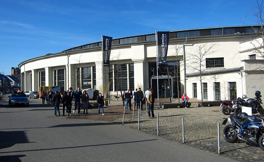 Außenansicht des ehemaligen Ringlokschuppens in Düsseldorf-Oberbilk mit dem Eingangsbereich zur heutigen "Classic-Remise" (2015)