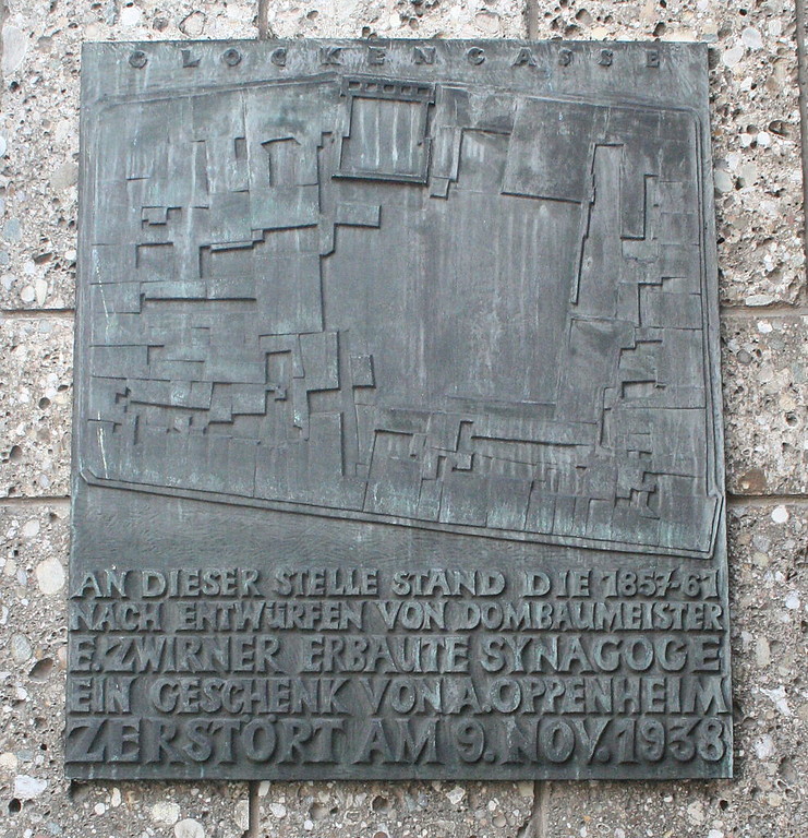 Die Bronzeplatte an der Oper am Offenbachplatz erinnert an den Standort der alten Synagoge in der Kölner Glockengasse (2011).