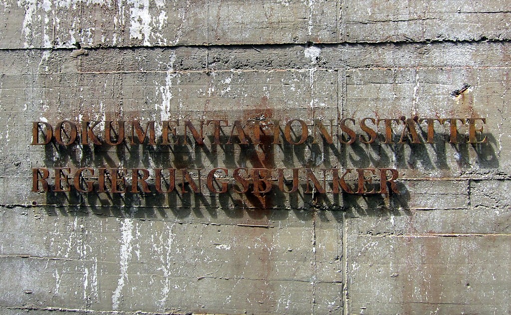 Inschrift "Dokumentationsstätte Regierungsbunker" im heutigen Eingangsbereich zu dem ehemaligen "Ausweichsitz der Verfassungsorgane des Bundes" bei Ahrweiler (2015).