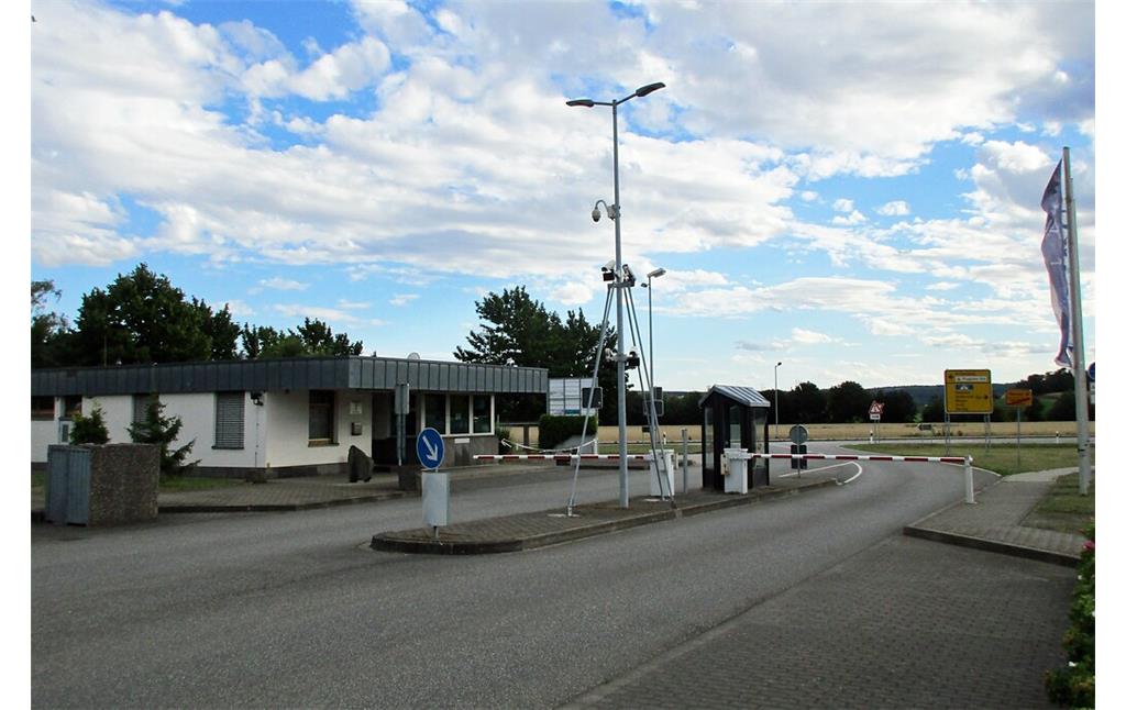 Die früheree Wache des Heeresflugplatzes Mendig, heute Einfahrt zum zivilen Sonderlandeplatz mit Gewerbegebiet (2020).