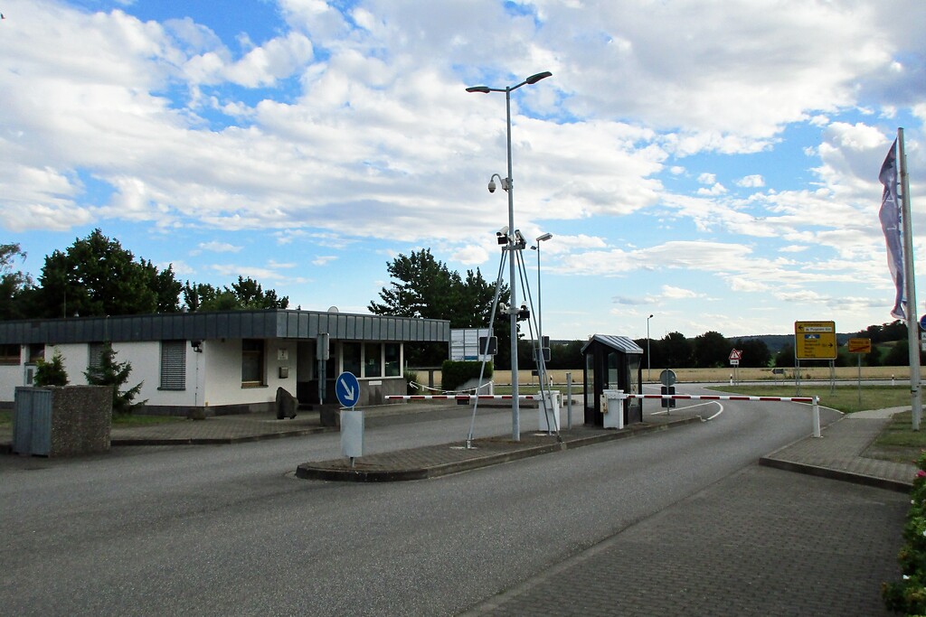 Die früheree Wache des Heeresflugplatzes Mendig, heute Einfahrt zum zivilen Sonderlandeplatz mit Gewerbegebiet (2020).
