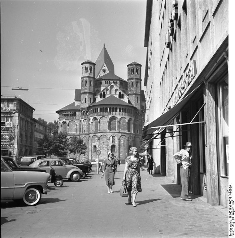 Blick vom Kölner Neumarkt aus auf die Kirche des früheren Kollegiatstifts Sankt Aposteln (1956).