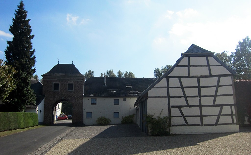 Wirtschaftsgebäude im Innenhof des ehemaligen Zisterzienserinnenklosters und Damenstifts Eppinghoven bei Neuss-Holzheim (2014)