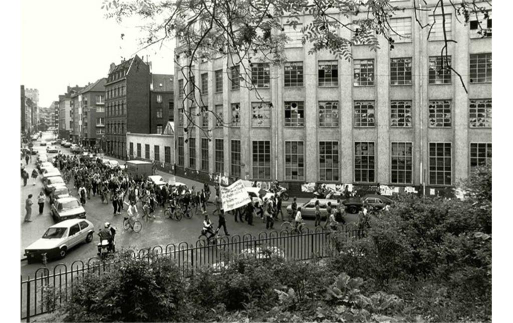 Demonstrationszug am 20. Mai 1980 unmittelbar vor der Besetzung der ehemaligen Stollwerck-Fabrik in der Kölner Südtstadt.
