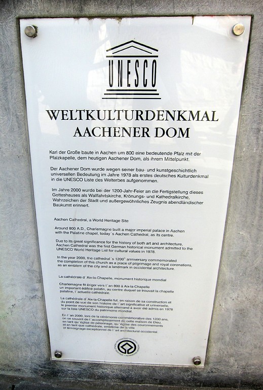Hinweistafel auf das UNESCO-Weltkulturdenkmal Aachener Dom am Bronzemodell des Doms auf dem Aachener Domhof (2015).