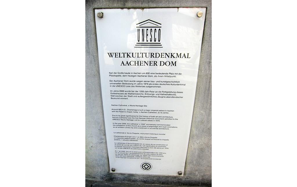 Hinweistafel auf das UNESCO-Weltkulturdenkmal Aachener Dom am Bronzemodell des Doms auf dem Aachener Domhof (2015).